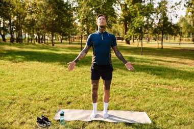 Yakışıklı genç bir adam tetikte duruyor, sıcak güneş ışığı altında sükuneti kucaklıyor..