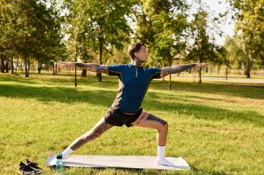 Genç bir adam dışarıda yoga yaparak, temiz havanın ve güneş ışığının tadını çıkararak sağlığına kavuşur..