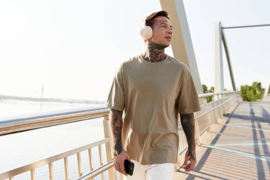 Kendinden emin genç bir adam nehir kenarında güneşlenerek huzur içinde dolaşıyor..