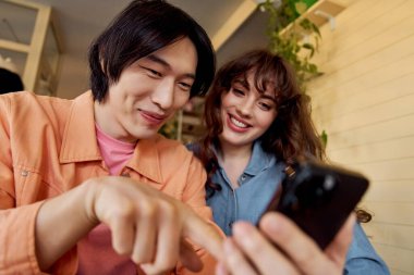 Neşeli bir kafede keyifli bir anın tadını çıkarırken iki arkadaş kahkahalarını paylaşıyor..