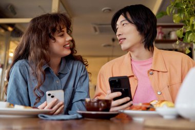 İki arkadaş birlikte güzel bir anın tadını çıkarıyorlar. Bir kafede gülüşmeler ve sohbetler ediyorlar..