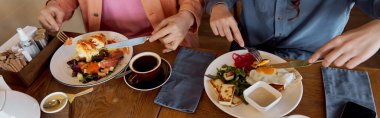İki arkadaş keyifli bir brunch 'ın tadını çıkarır, bir kafede gülümseme ve yemek paylaşırlar, afiş.