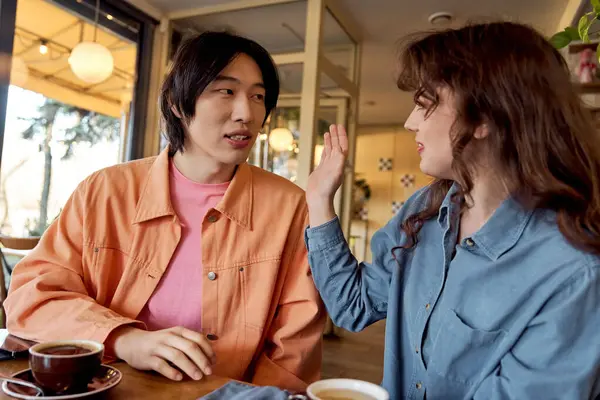 İki genç arkadaş, bir kafede içkilerinin keyfini çıkarırken, keyifli bir sohbete dalıyorlar..