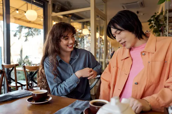 Genç arkadaşlar sıcak ve çeşitlilikle dolu neşeli bir kafede kahkahalar ve hikayeler paylaşırlar..