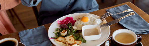 вкусный бранч в уютном кафе, баннер