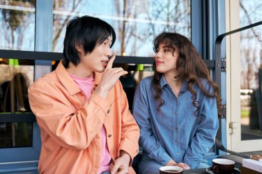 İki çok kültürlü arkadaş bir kafede kahve içerken aynı sırrı paylaşıyorlar..