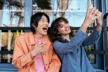 İki çok kültürlü arkadaş en sevdikleri kafede selfie çekerken mutlu bir anın tadını çıkarıyorlar..