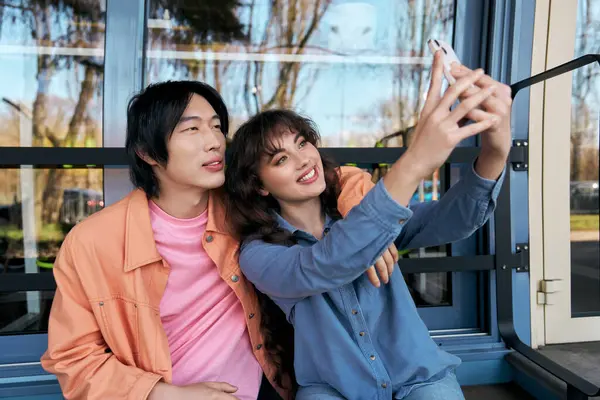 İki genç arkadaş, bir erkek ve bir kadın, neşeli anıları canlı bir kafede birlikte yakalıyorlar..