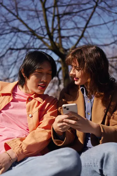 Genç Asyalı bir adam ve kadın neşeli bir anda gülümsüyor..