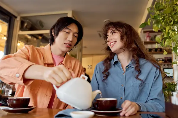 Hoş geldin kafe 'sinde, iki arkadaş çayın tadını çıkarır, güneşli bir günde kahkahalarımızı ve sıcaklığımızı paylaşırlar..