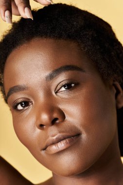 Genç bir Afrikalı Amerikalı kadın çarpıcı tenini bir sanat stüdyosunda sergiliyor..