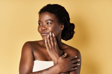 Genç siyahi bir kadın pırıl pırıl derisini canlı bir stüdyoda sergiliyor, özgüven saçıyor..