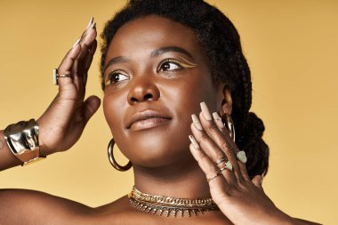 Bir stüdyoda, genç bir Afrikalı Amerikalı kadın kusursuz cildini ve kendine güvenen güzelliğini sunar..