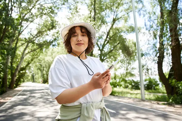Genç kadın yaz sükunetini kucaklarken açık havada dinleniyor..