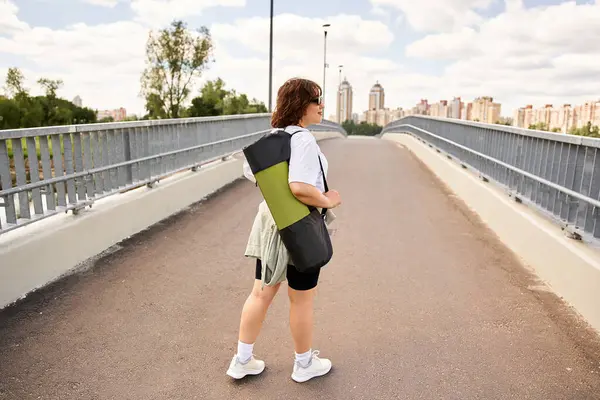 Formda genç bir kadın, güneşlenmek ve yeşillikleri emmek için açık havada dinlenmeyi sever..