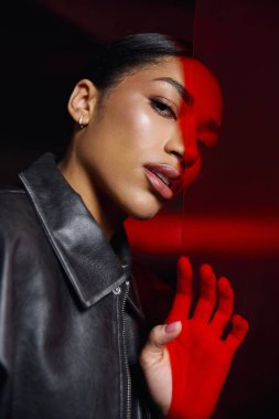 Şık genç kadın zarif bir şekilde poz veriyor, zarif modasını ve enerjisini sergiliyor..