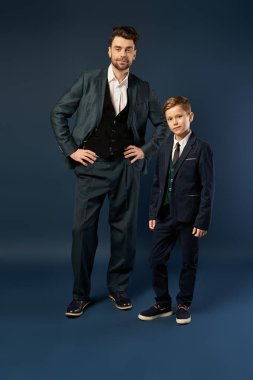 Bir baba ve oğul zarif bir şekilde poz verir, Babalar Günü 'nde sevinç ve kutlama yansıtır..