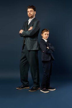 Zarif giyinmiş bir baba ve oğul kutlama ruhunu kucaklayan neşeli bir anı paylaşır..