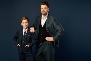 Babalar Günü 'nün neşeli kutlaması. Baba oğul arasındaki birlikteliği ve tarzı yansıtıyor..