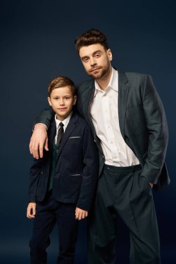 Şenlikli bir ortamda zarif bir şekilde poz veren bir baba ve oğul..