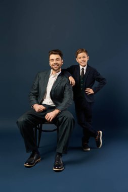 Babalar Günü 'nün şenlikli kutlamalarında zarif giyinmiş neşeli bir baba ve oğul sergileniyor.