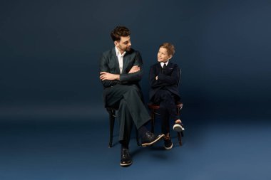 İki şık birey, Babalar Günü 'nü kutlamak için bir bağ ve neşe anı paylaşıyor..