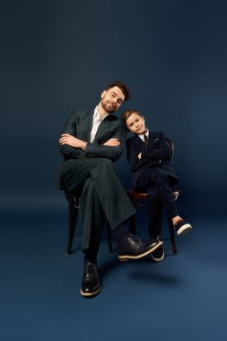 Babayla oğlu arasında geçen neşeli bir an. Aralarındaki bağı ve kutlamaları gösteriyor..