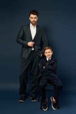 Neşeli baba ve oğul birlikte poz verip, şenlik için şık kıyafetlerini sergiliyorlar..