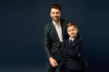 Bir baba ve oğul, Babalar Günü kutlamaları için şık giyinerek, yürek ısıtan bir anı paylaşırlar..