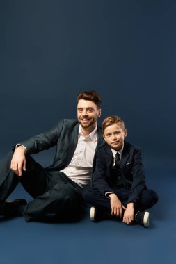 Havalı bir baba ve oğul, Babalar Günü 'nde kalpten bir birliktelik anlarını paylaşır..