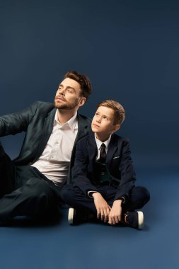 Bir baba ve oğul Babalar Günü 'nü mutlu bir şekilde kutluyor..