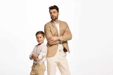 Baba ve oğul gurur duydukları bir anı paylaşıyorlar. Kutlama sırasında sevgi ve bağ gösteriyorlar..