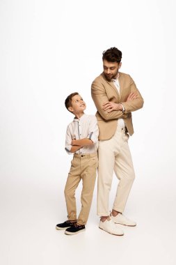 Bir baba ve oğul keyifli bir anı paylaşır, şık giyinir ve birlikte vakit geçirirler..