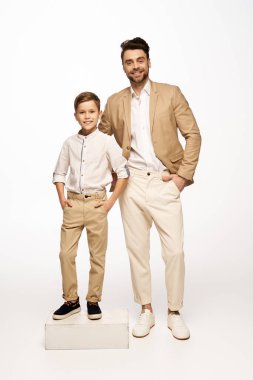 Mutlu baba ve oğul zarif giyinmiş, Babalar Günü 'nde birlikteliğin ruhunu kucaklıyor..