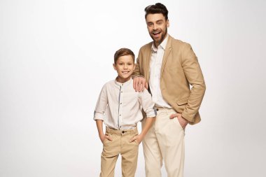 Bir baba ve oğul olarak beraberlik bağını yakala Babalar Günü 'nde gülümse ve kahkaha at..