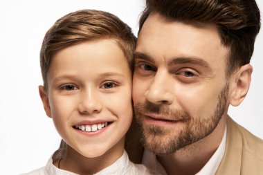 Baba ve oğul mutlu bir kucaklaşmayı paylaşıyor, özel bir günde aşkı ve birlikteliği kutluyorlar..