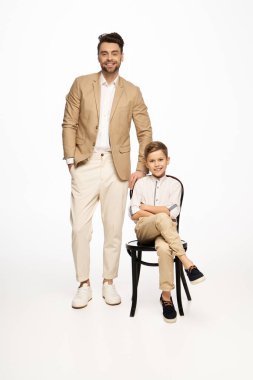 Bir baba ve oğlu, Babalar Günü 'nde bağlarını kutlarken bir anlık mutluluğu paylaşıyorlar..