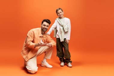 Babalar Günü 'nde birlikte kutlama yapan bir baba ve oğul arasında paylaşılan mutlu bir an..