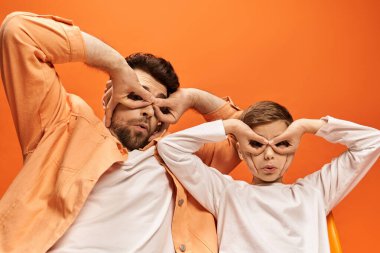 Bir baba ve oğul neşeli bir şekilde, birlikte geçirdikleri özel kutlamanın tadını çıkarıyorlar..