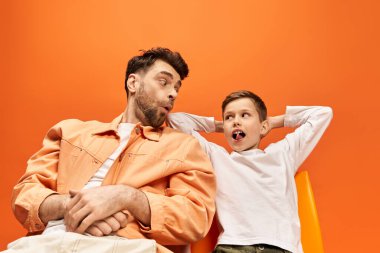 2025 'teki Babalar Günü' nde bir baba ve oğul birlikte neşeyi ifade eder, neşeli anları paylaşırlar..