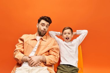 Bir baba ve oğul, Babalar Günü 'nde birbirlerine eşlik ederek keyifli bir anı paylaşırlar..