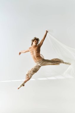 Genç bir dansçı, dinamik sıçramalar ve zarif hareketlerle yeteneklerini stüdyoda sergiliyor..