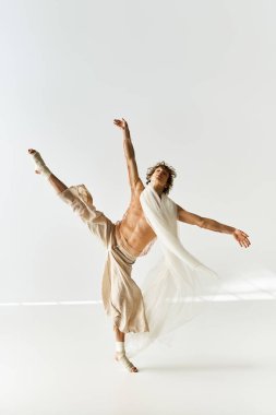 Genç bir dansçı zarif hareket eder, kıvırcık saçları stüdyoda dalgalanır..