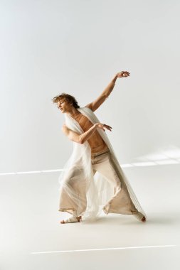 Genç, kıvırcık bir adam dans ederek tutkusunu ifade eder..