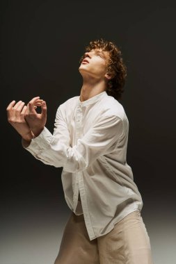 Kıvırcık saçlı genç bir dansçı, yeteneğini stüdyoda gösterir. Duygularını hareket yoluyla somutlaştırır..