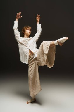 Genç dansçı, dinamik stüdyo ortamında enerjik hareketler yapma yeteneğini sergiliyor..