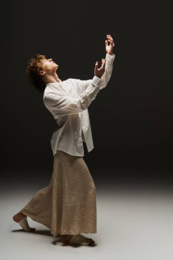 Şık bir stüdyoda sanatsal yetenekler sergileyen genç bir dansçının dinamik performansı..