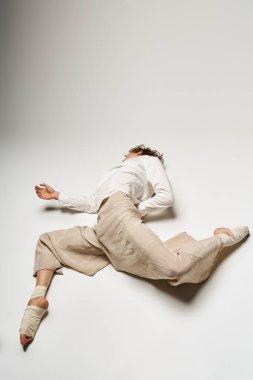 Genç kıvırcık saçlı bir dansçı stüdyoda hareket ederek yaratıcılık ve tutkuyu ifade eder..