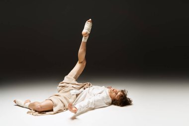 Neşeli genç dansçı dans ederken dinamik hareketlerle yeteneğini ve enerjisini sergiliyor.