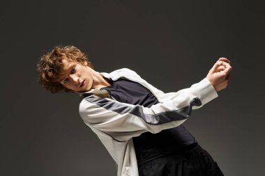 Kıvırcık saçlı bir dansçı atletizmini ve tutkusunu yaratıcı bir stüdyo ortamında sergiliyor..